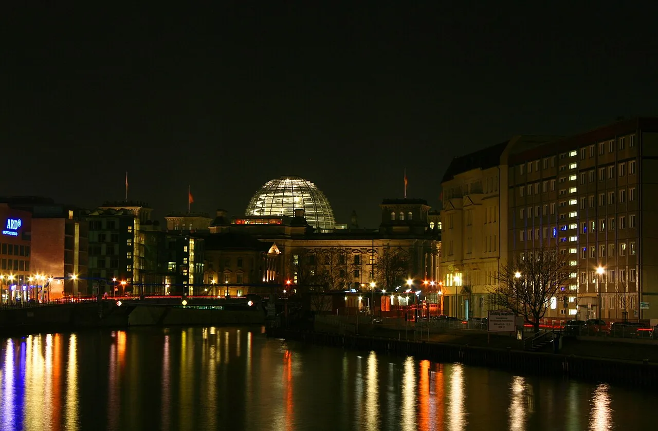 La Spree et le Reichstag à Berlin la nuit
