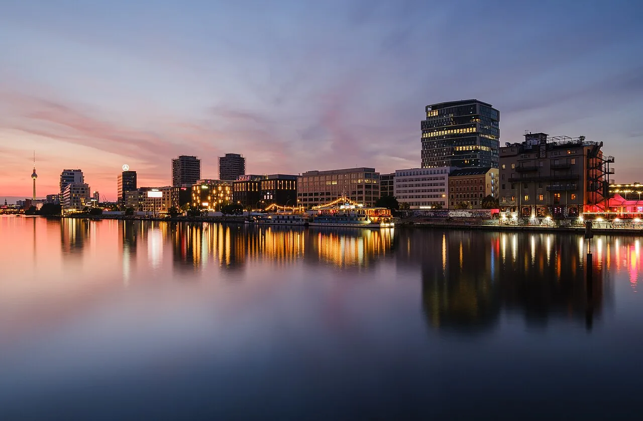 La Spree entre le jour et la nuit