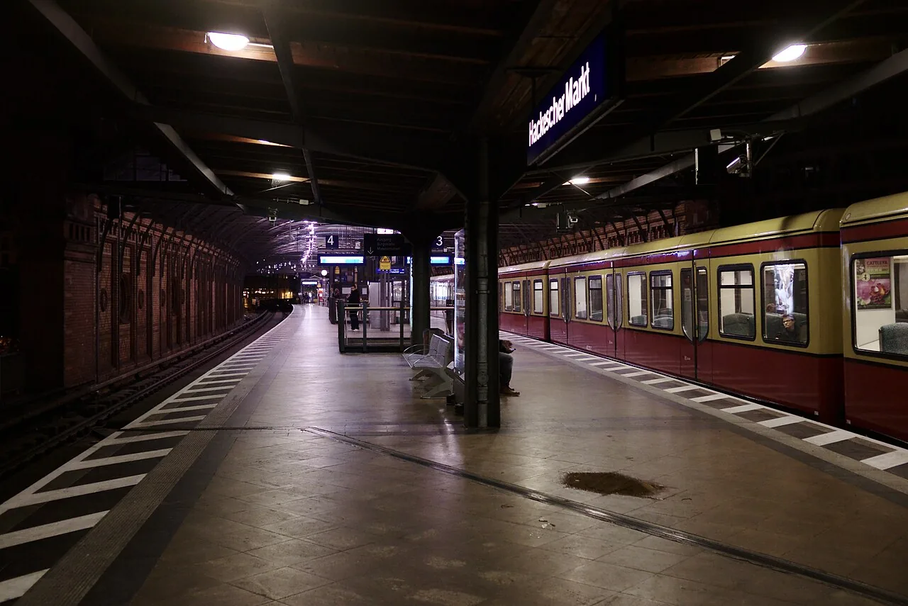Un quai de la gare de Hackescher Markt à Berlin