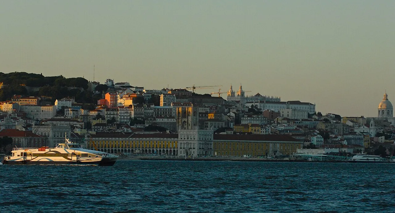 Lisbonne au coucher du soleil vue depuis le fleuve