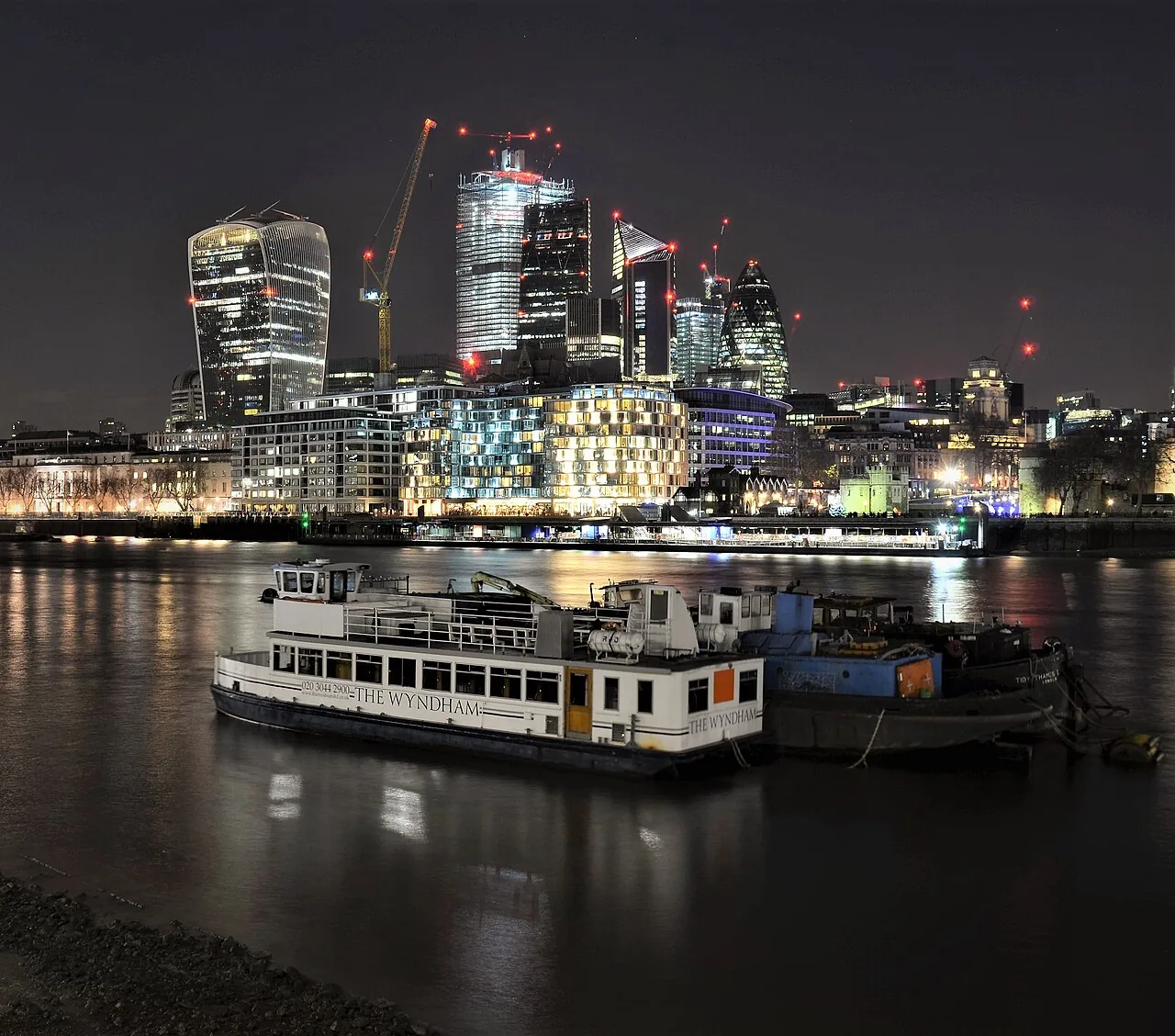 La Tamise et la City à la tombée de la nuit