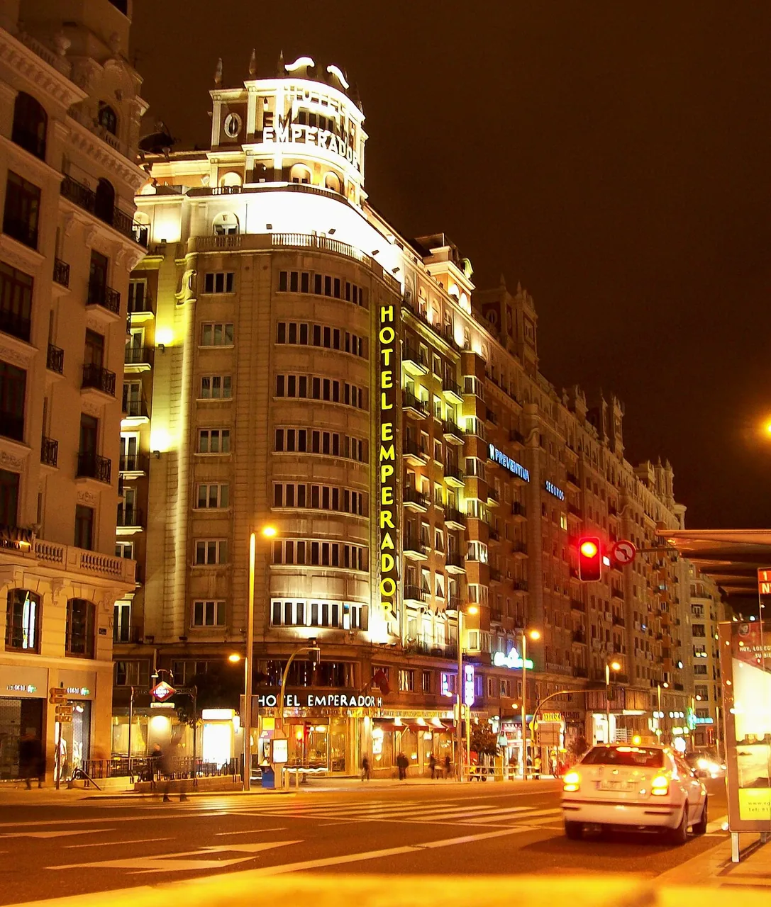La Gran Vía et l’Hotel Emperador de nuit